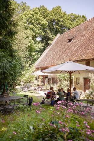 Konstanz-Wallhausen-Burghof-Biergarten-Hund-Familie-01_Copyright_MTK-Hari-Pulko.jpg
