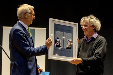 Uli Keuler freut sich über den vom Mund.art-Vorsitzenden Dr. Wolfgang Wulz überreichten Preis