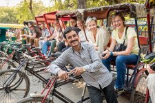 Die neue Indien-Tour für Solourlauber startet in der pulsierenden Metropole Delhi (Foto: Rikshafahrt in Alt-Delhi)