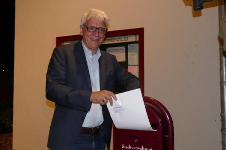 Bürgermeisterkandidat Klaus Hoffmann gibt Bewerbungsunterlagen ab.