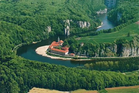 Besondere Braustätte am weltberühmten Donaudurchbruch: das Kloster Weltenburg. Das vor 967 Jahren zum ersten Mal gebraute „Barock Dunkel“ lockt jedes Jahr eine halbe Million Menschen in das malerische Bierparadies am Ufer der Donau. Foto: obx-news