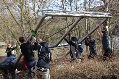 Techniker der Viega und der Toskana Therme Bad Sulza bei der Aufstellung der neuen Werbetafel / Foto: Klaus Lohmann