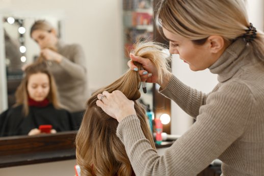 friseurin_stockfotos-mihail-pustovit.jpeg