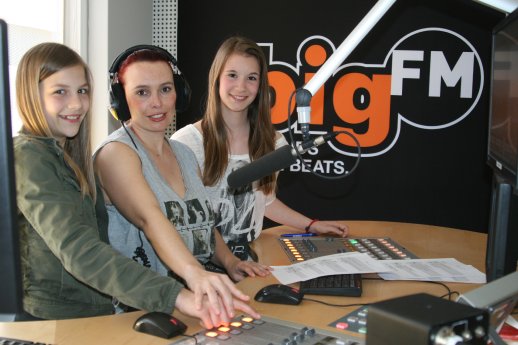 2013 Girls Day @bigFM - Annika Bartenbach,   bigFM Doppel Desi, Julia Knopp (v.l.).jpg