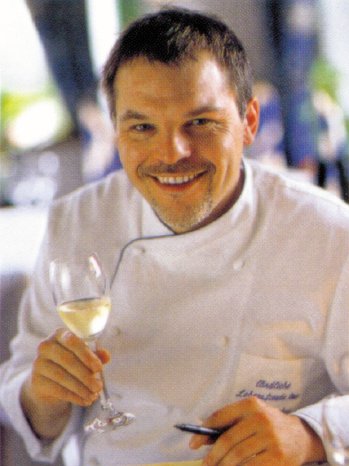 2004 Michael Buchna als Koch mit Weinglas.jpg