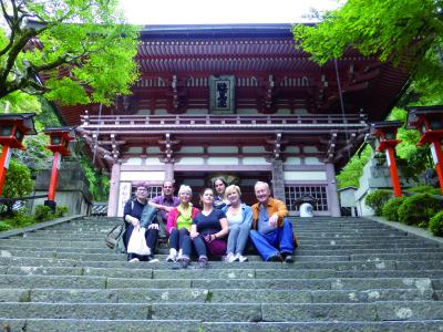 Teilnehmer der Reiki-Japan-Reise vor dem Eingang des heiligen Berges Kurama in der Nähe von Kyōtō.
