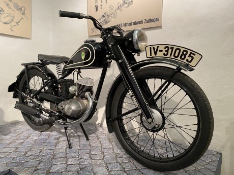DKW RT 125 von 1940_Sonderschau_Das meistkopierte Motorrad der Welt - DKW RT 125_Schloss Augustu.JPG