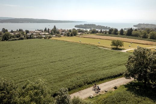 Konstanz-Litzelstetten-Purren-Bodensee-Mainau-Radfahren-Paar-Luftbild-05_Copyright_MTK-Leo-.jpg