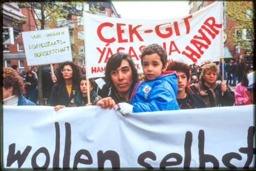 Ergun Çağatay, Demonstrantin gegen den Entwurf des neuen Ausländergesetzes, Hamburg, 31.3.1990.jpg