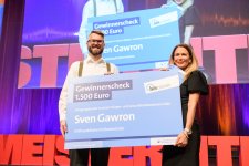 An Orthopädietechnikermeister Sven Gawron aus Heidelberg (links) überreichte Moderatorin Tina Babbel stellvertretend für Regionalgeschäftsführer Roland Schmitt die mit 1.500 Euro verbundene Auszeichnung der IKK classic für den Jahrgangsbesten in einem Körper- und Gesundheitshandwerk. Foto: Thomas Rittelmann