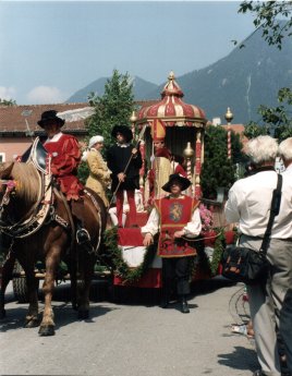 Gro%C3%9Fer_historischer_Festzug_in_Garmisch-Partenkirchen.jpg