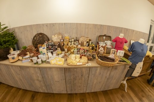 B BL0143 2. Veranst. Bermuthshain Produktetisch A5ED3C.jpg