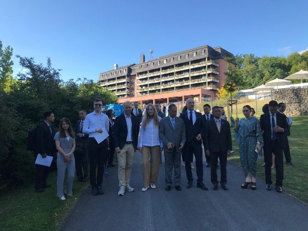 Steffen Kempa (Geschäftsführer Bad Orb Kur GmbH, 3.v.l.) heißt in Bad Orb willkommen_Petra .jpg