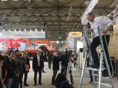 Auf der kommenden DACH+HOLZ International 2020 Jahr heißt es bei Der Zimmermann und DDH Das Dachdeckerhandwerk: „Augen und Ohren auf für Ihre Sicherheit!“ / Foto: Rudolf Müller Mediengruppe