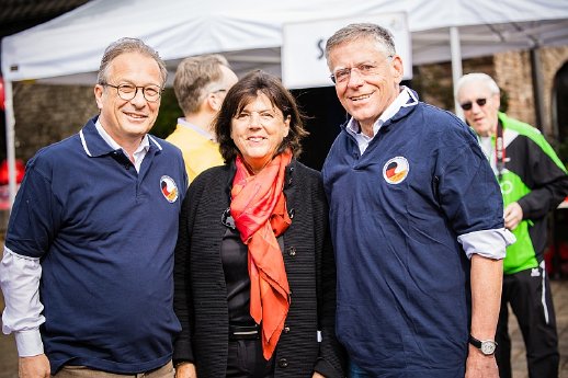 Neusser Bürgermeister Reiner Breuer, Gastgeberin Jutta Zülow, Vorsitzende der Tandem Stiftu.jpg