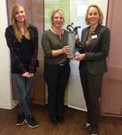 Versichertenpreis 2015 (v.l.n.r.: Sarah Jäger, Nicole Jäger, Stefanie Eickmeier, Geschäftsbereichsleiterin Versorgungsmanagement Novitas BKK)