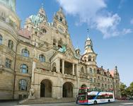 Hannover snackt Platt: Ab dem 4. Oktober werden die Stadtrundfahrten im Cabrio-Bus auch mit plattdeutschem Audioguide angeboten. Copyright HMTG