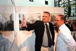 Prof. Egon Greipl (links), Generalkonservator des Bayer. Landesamtes für Denkmalpflege, und Harald Strötgen (rechts), Vorstandsvorsitzender der Stadtsparkasse München, eröffneten die Ausstellung in der Hauptstelle der Stadtsparkasse