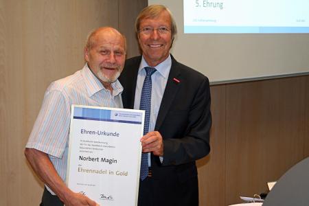 Für seinen vorbildlichen Einsatz für das Bäcker-Handwerk und das Handwerk in der Region verlieh Kammerpräsident Alois Jöst (rechts) Bäckermeister Norbert Magin (links) die Goldene Ehrennadel der Handwerkskammer Mannheim Rhein-Neckar-Odenwald