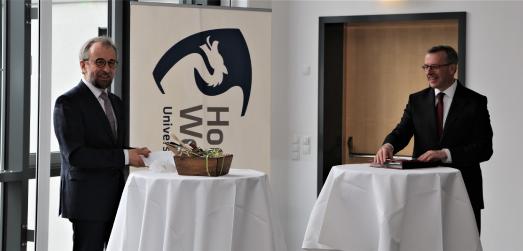 Patentanwalt Dr. Joachim Jakelski erhält von Präsident Jens Hermsdorf die Berufungsurkunde zum Honorarprofessor an die Hochschule Worms. v. li.: Dr. Joachim Jakelski, Prof. Jens Hermsdorf