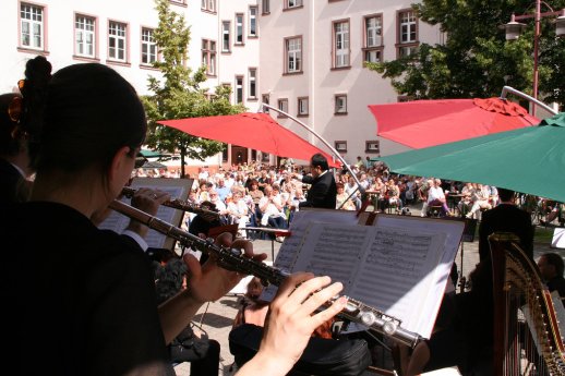 ERZPhilharmonie-im-Rathaushof-Aue_Sommer-Open-Air-Konzert_Foto-ETO-GmbH.jpg