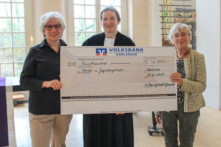 P.v.l.n.r.: Susanne Kaltenbrunn, Pfarrerin Dr. Ulrike Schneider-Harpprecht, Inge Geisel (Mitglied des Ältestenkreises) / Bild: Christina Müller, Evangelisches Dekanat Karlsruhe