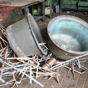 Das Sammeln von Schrott hat eine lange Tradition, die sich bis in die Steinzeit zurückverfolgen lässt. Heutzutage stehen vor allem im Mischschrott enthaltene Sekundärrohstoffe, aber auch Primärrohstoffe im Fokus des Interesses. Während Primärrohstoffe wegen ihres teilweise endlichen Vorkommens wertvoll sind, bedeutet die Wiederaufbereitung von Sekundärrohstoffen Umweltschutz aufgrund von Ressourcen-Schutz. Die Schrottabholung Bergisch Gladbach holt den Mischschrott kostenfrei und unkompliziert