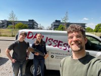 Ben-Jona Derlin (rechts) von der Handwerkskammer Mannheim Rhein-Neckar-Odenwald zusammen mit Noemi Freitag und Tim Käfer vor dem Einsatzmobil der regionalen Ausbildungskampagne „Das isses!“. Die Orthopädietechnik-Mechanikerin und der Kfz-Mechatroniker sind für die Handwerkskammer als Ausbildungsbotschafter im Einsatz. Foto: Handwerkskammer