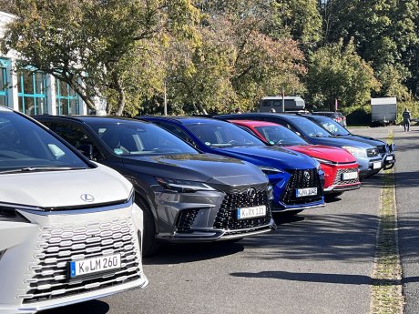 88085-toyota-collection-ruckblick-opening-oktober-2024-mit-30-jahre-toyota-rav4-quelle-auto.jpg