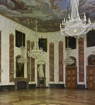 26_Schloss-Mannheim_Rittersaal-mit-Statue-Elisabeth-Auguste_Foto-LMZ496918_ssg-pressebild.jpg