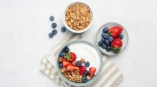 Joghurt-Bowl mit frischen Beeren und Granola