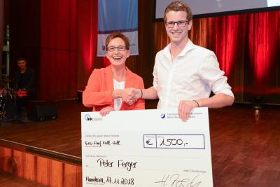 Bereichsleiterin Vertrieb der IKK-classic Heike Rösch gratulierte Jungmeister Peter Ferger zum besten Gesundheitshandwerker des Jahrgangs 2018 / Quelle: Rittelmann