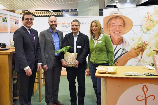 tegut... übergibt Kultursaat 15.000 Euro auf der Biofach 2016.jpg