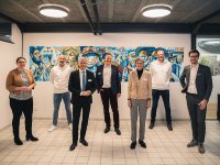 Gemeinsames Pressefoto in der StreetArt-Kantine. Personen v. l. n. r. : Katrin Schindele (Tourismuspolitische Sprecherin der CDU-Landtagsfraktion); Hansjörg Mair (GF Schwarzwald Tourismus GmbH); Patrik Rapp (Staatssektretär Ministerium für Wirtschaft, Arbeit und Tourismus); Frank Scherer (Landrat Ortenau); Dorothea Störr-Ritter (Landrätin Breisgau-Hochschwarzwald); Ralf Vogel (GF Land in Sicht AG); Martin Horn (OB Stadt Freiburg)