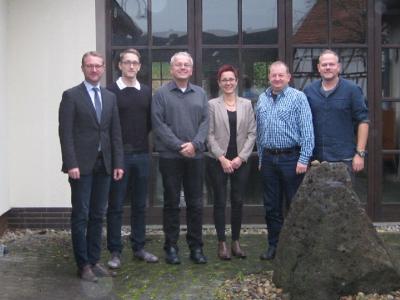 Erster Kreisbeigeordneter Dr. Jens Mischak, Daniel Wolf, Erster Beigeordneter der Gemeinde Feldatal, und Dr. Henrik Reygers, kommissarischer Leiter des Gesundheitsamt, mit Beisitzerin Romy Jacob, Vorsitzendem Ralf Röcker und seinem Stellvertreter Markus Heide (von links) / Foto: Smakal/Vogelsbergkreis
