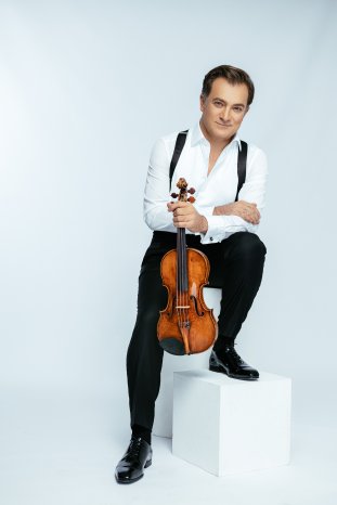 Capucon_Renaud_c Universal Music (2).jpg