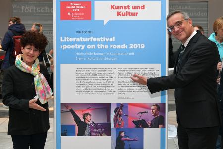 Sparkassenvorstand Thomas Fürst freut sich mit Regina Dyck über Förderung für Kids bei Poetry on the road