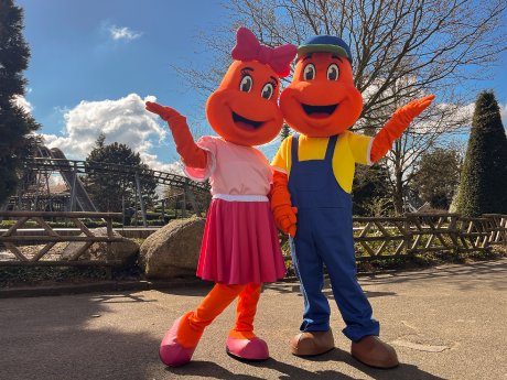 Die Maskottchen Kernie und Kerna können den Saisonstart 2025 im Wunderland Kalkar Freizeitpark k.jpg