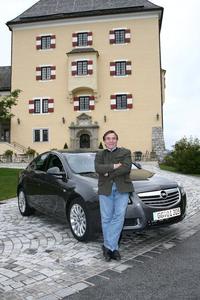 Elmar Wepper mit dem neuen Opel Insignia vor dem Schloß Fuschl