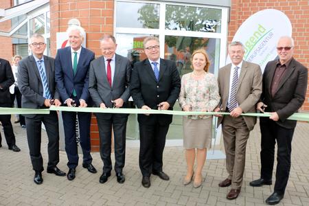 Die erste Jugendberufsagentur der Region Hannover startet in Garbsen: Michael Stier, Geschäftsführer des Jobcenters Region Hannover, Garbsens Bürgermeister Dr. Christian Grahl, Stephan Weil, Niedersächsischer Ministerpräsident, Regionspräsident Hauke Jagau, Bärbel Höltzen-Schoh, Vorsitzende der Geschäftsführung der Agentur für Arbeit, Klaus Stietenroth, Vorsitzender der Geschäftsführung der Regionaldirektion Niedersachsen-Bremen der Bundesagentur für Arbeit, sowie Erwin Jordan, Dezernent für soziale Infrastruktur der Region Hannover (v.l.n.r.) bei der Eröffnung