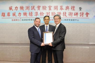 Alexander Heitmann, Abteilungsleiter TÜV SÜD Offshore Windenergie in Hamburg, (links) übergibt das Zertifikat an Chiu-Feng Lin, Präsident des MIRDC (rechts), und Chung-Lin Wang (Mitte), Deputy General-Director des BSMI (Bureau of Standards, Metrology & Inspection)