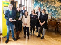 Freuen sich über die Vorstellung des Duisburger Beispiels: Marcel Hellmich (Gesundheitsamt/PSAG), Maria Aniela Malikowska (Gesundheitsamt/PSAG), OB Sören Link, Kinder-und Jugendpsychotherapeutin Beatrix Karen, Kunsttherapeutin Aline Eppert, Frank Brüggemann (Vorstandsvorsitzender Novitas BKK) und Kunsttherapeutin Heike Stehr