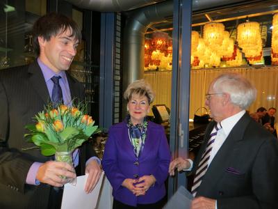 Prof. Hans-Jürgen Pfisterer (li.) und die Stifter Marion Diekmann und Konrad Schäfer
