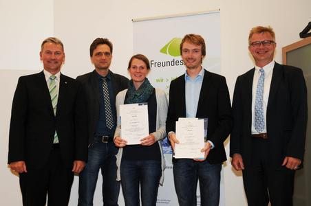 Der Vorsitzende der Absolventenvereinigung Freundeskreis Hochschule Osnabrück Gartenbau und Landschaftsarchitektur e. V., Marc-Guido Megies (links), überreichte mit Hochschul-Präsident Prof. Dr. Andreas Bertram (2.v.l.) und Dekan Prof. Dr. Bernd Lehmann (r.) die Förderpreise an Kathrin Paepenmöller und Christoph Budke