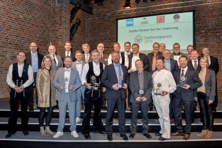Für herausragende handwerkliche Leistungen ausgezeichnet: Die Gewinner des RM Sanierungspreises 2019 feierten in den Kölner BALLONI Hallen die Würdigung ihres Berufsstandes. Foto: Susanne Kurz.