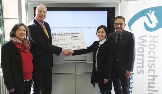 Die Scheckübergabe fand an der Hochschule Worms statt, v. li.: Jenny Schnare, zweite Vorsitzende der Gesellschaft für Deutsch-Chinesische Freundschaft Worms e.V., Professor Norbert Varnholt, Masterstudentin An Li und Vizepräsident Henning Kehr (Foto: Christopher Thiele)
