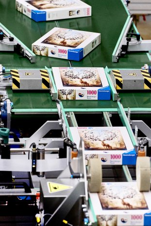 20_1 Verschließen der Schachtel mit Klebeettiketten.jpg