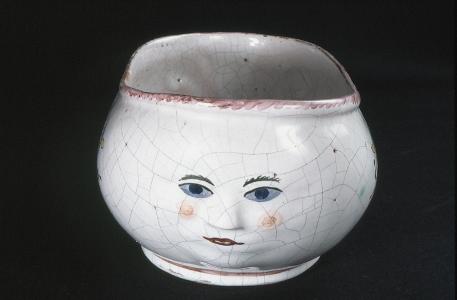 Keineswegs um einen Blumentopf, sondern um einen Nachttopf für Damen handelt es sich bei diesem "Bourdalou" genannten Fayencegefäß aus der Manufaktur Proskau. Der Name geht zurück auf Louis Bourdaloue (1632-1704), der Hofprediger Ludwigs XIV. in Versailles war. Dort waren Toiletten Mangelware. Wurde den Damen der Gesellschaft der Druck zu groß, ließen sie sich ein "Bourdalou" reichen, das sie an Ort und Stelle unter ihren Rock schieben konnten.
Fotonachweis: OSLM