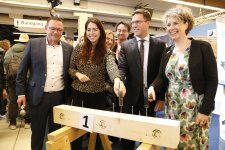 Auch die Vertreter der Politik ließen sich vom Handwerk begeistern und probierten beim Rundgang vieles aus. Von links: Handwerkskammerpräsident Klaus Hofmann, CDU-Bundestagsabgeordnete Melis Sekmen, der Fraktionsvorsitzende der CDU, MdL Manuel Hagel, und Mannheims Erste Bürgermeisterin, Prof. Dr. Diana Pretzell