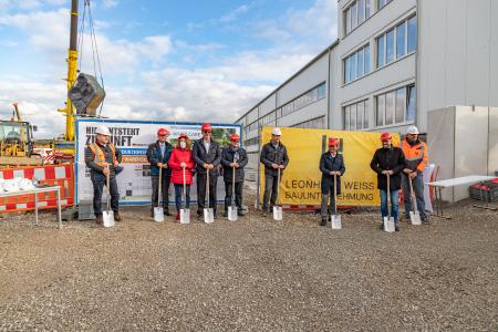Die Bauherrschaft und Projektleiter / v.li. nach re: Geschäftsführer P.U.R. GmbH Karl-Heinz Payr, Whirlcare® Betriebsleiter Bertram Krainz, Whirlcare® Geschäftsführerin Edelgard Knoll, Visionär und Direktor Otmar Knoll, Architekt Claus Thiede, Ing. Frank Jung, IHK-Hauptgeschäftsführer Thomas Albiez, Bürgermeister Deißlingen-Lauffen Ralf Ulbrich und Projektleiter Leonard Weiss GmbH & Co.KG Martin Ziegler